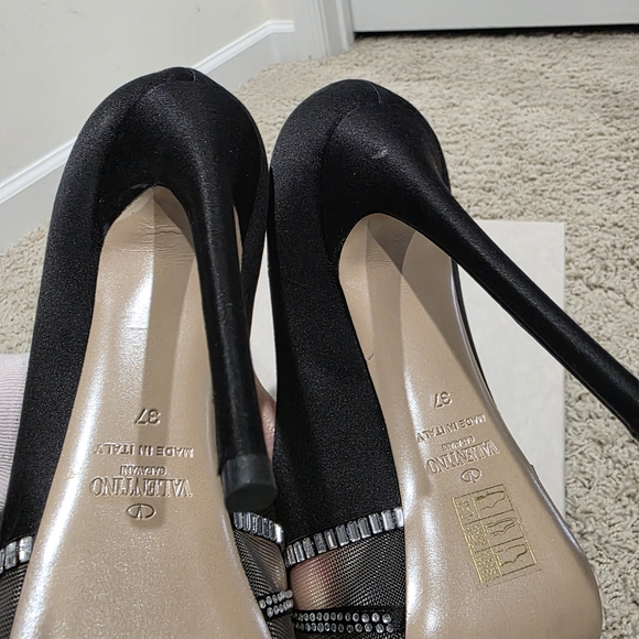 Valentino Garavani Chic Black Peep-Toe Heels with Bow - Picture 4 of 12